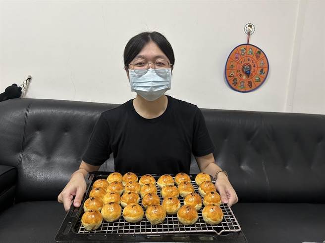 善化分局女警深耕勤区，手作蛋黄酥送给独居老人。（台南市警局提供／曹婷婷台南传真）