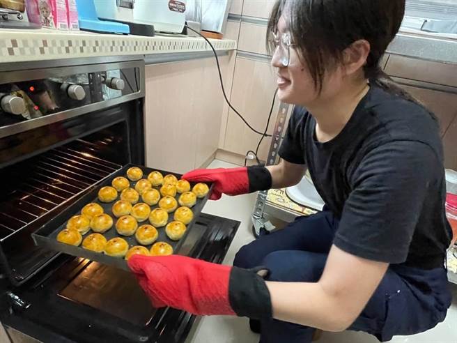 善化分局女警深耕勤区，手作蛋黄酥送给独居老人。（台南市警局提供／曹婷婷台南传真）