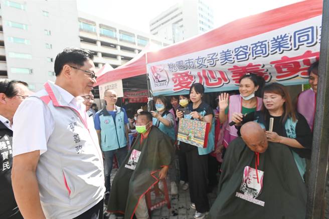 因应中秋节将至，桃园市社会局除发放关怀金及月饼给街友，也提供健康检测、义剪及沐浴等服务，期盼让街友在梳洗过后身体轻松、精神愉快，感受到社会的温暖，度过愉快的中秋佳节。（蔡依珍摄）