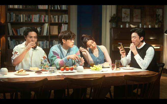 「告五人」日前与吴慷仁一同拍摄新代言广告。（相信音乐提供）