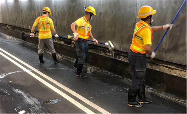台北市环保局将自10月2日至12月1日，每日凌晨0时至6时执行北市11座隧道及8条车行地下道墙面清洗作业。(黄敬文翻摄)