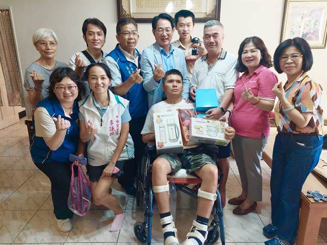 内政部役政司沈司长哲芳（中）偕同明维教育基金会周董事长丽华（右2）关怀服役因公受伤弟兄生活。（内政部役政司提供／游念育台北传真）