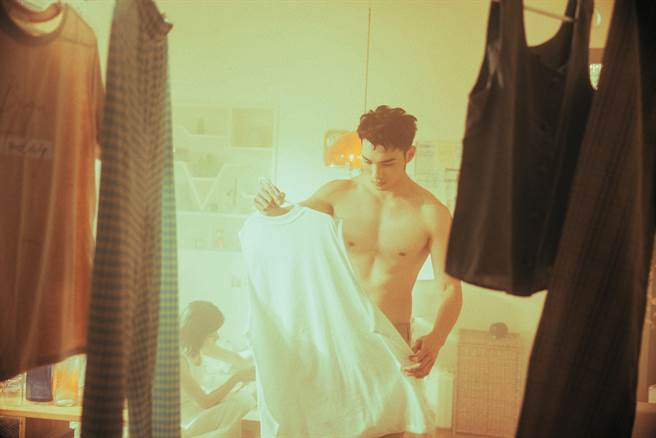 黄伟晋日前拍摄新歌MV。（重星音乐提供）