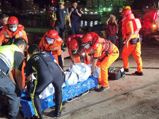 野柳地质公园附近悬崖惊传女子落海身亡事故，警消经过协寻发现其遗体。（翻摄画面）