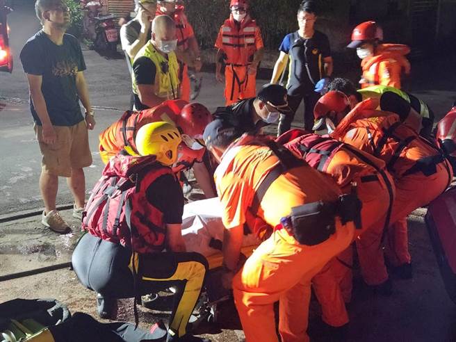 野柳地质公园附近悬崖惊传女子落海身亡事故，警消经过协寻发现其遗体。（翻摄画面）