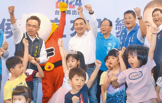 侯友宜(后中)25日发布「助生育、添好孕、强国运」3项政见，第三胎百万补贴引发讨论。（中时资料照／陈君玮摄）