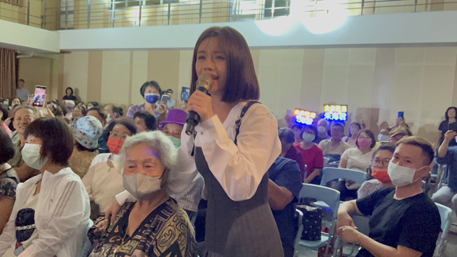 朱海君的亲民，深受歌迷的喜爱，她数度走入观眾席和大家同声合唱，她也深情地唱出音乐的感情。