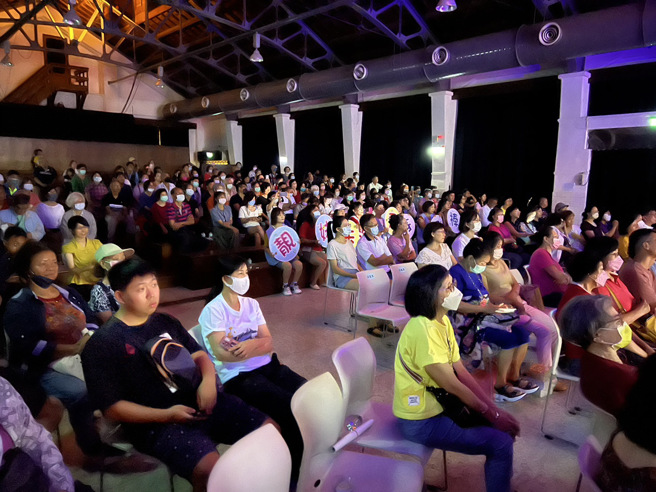 朱海君的亲民，深受歌迷的喜爱，她数度走入观眾席和大家同声合唱，她也深情地唱出音乐的感情。(戴志扬翻摄)