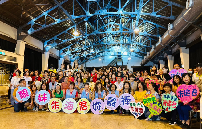 朱海君的亲民，深受歌迷的喜爱，她数度走入观眾席和大家同声合唱，她也深情地唱出音乐的感情。(戴志扬翻摄)