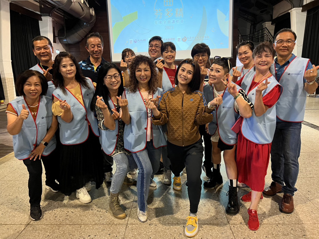 在演唱耳熟能详的经典歌曲时，全场的观眾开心地大声合唱。(戴志扬翻摄)