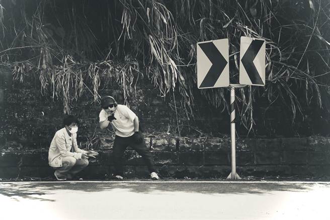 朱科丰（左）与黄柏雄（右）分别在《我和我的赛车老爸》中担任飞车特技统筹与摄影指导。（采昌提供）