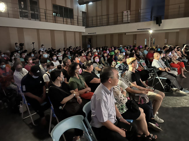 在演唱耳熟能详的经典歌曲时，全场的观眾开心地大声合唱。(戴志扬翻摄)