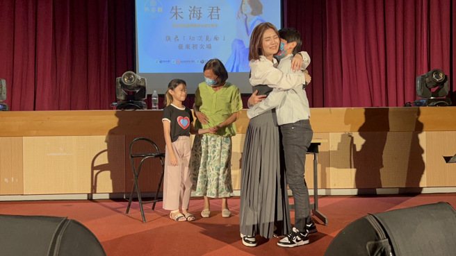 朱海君妈妈及妹妹也随之进场，给予她最挚情的拥抱。这时全场气氛燃烧到最高点。(戴志扬翻摄)
