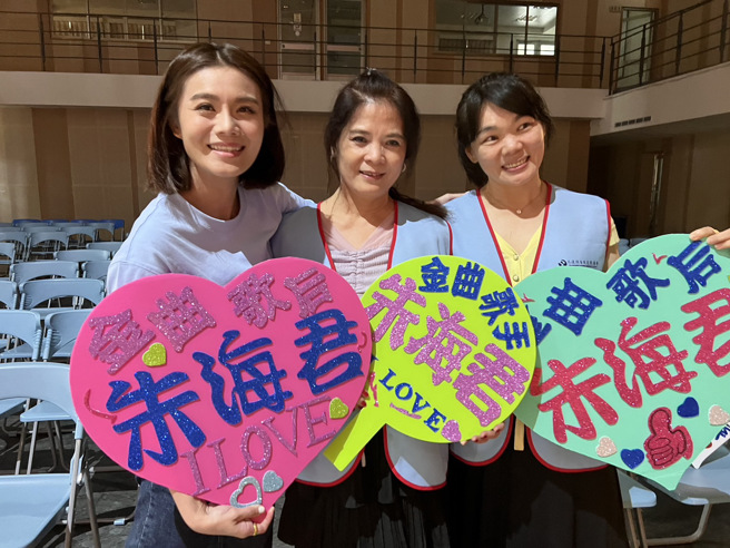 朱海君的亲民，深受歌迷的喜爱，她数度走入观眾席和大家同声合唱，她也深情地唱出音乐的感情。(戴志扬翻摄)