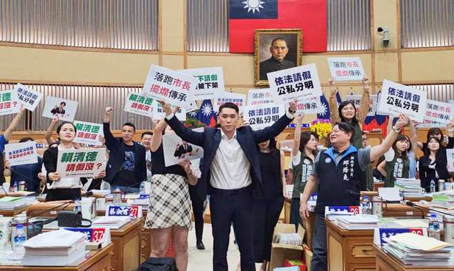 民眾党新北市议员陈世轩表示，不认同新北市长侯友宜为选举请长假规避监督，也不认同民进党党团杯葛议会打假球。(翻摄自陈世轩脸书)