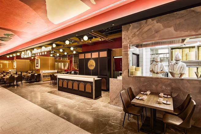 「乐天皇朝」看准新北新店区的中式餐饮市场，插旗全新落成的裕隆城诚品生活。（乐天皇朝提供）