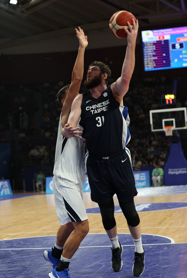 中华男篮队预赛轻取香港。（郑任南摄）