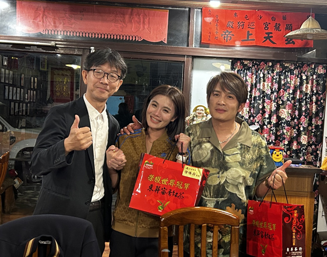 花莲县政府县长室秘书田俊雄(左)、朱海君精及金曲奖得主歌手罗文裕。(戴志扬翻摄)