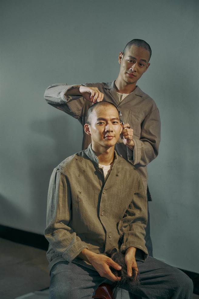 吳念軒、夏騰宏為戲落髮。（客家電視台提供）