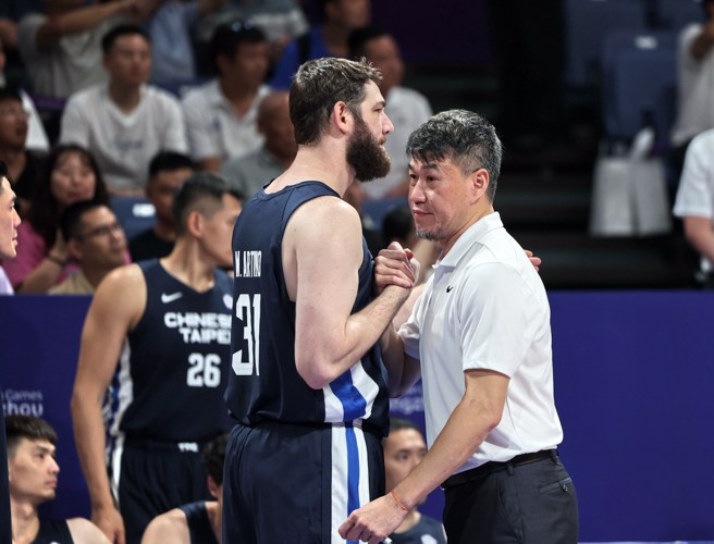 中华队总教练桑茂森(右)跟阿提诺击掌。(中华奥会提供)