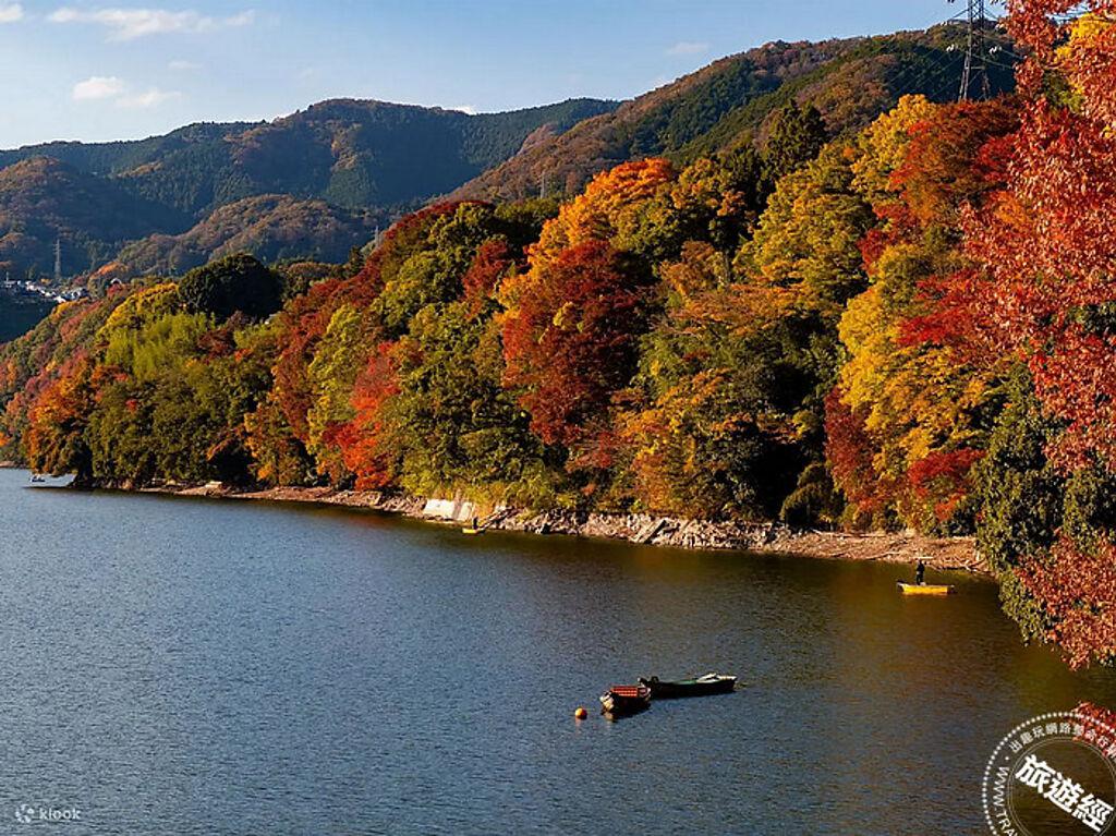來到相模湖湖畔，欣賞楓葉在湖光山色間倒映，宛如仙境，感受富士山楓紅的魅力 。 （Klook 提供）  