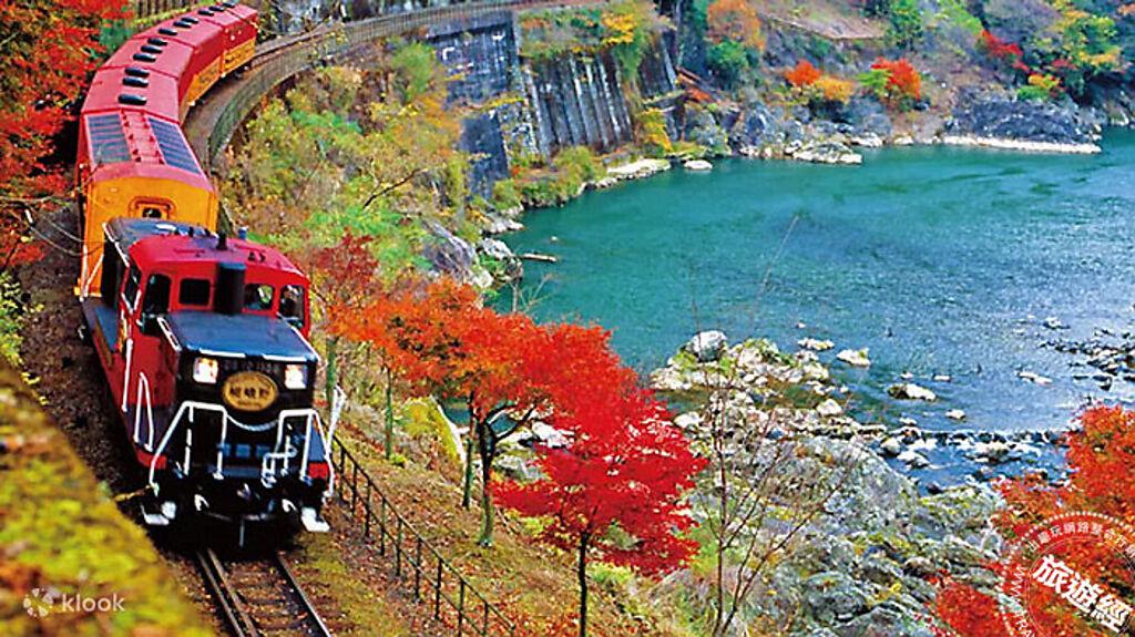 可到京都嵐山一遊，乘坐嵯峨野小火車穿梭在紅葉隧道中 。 （Klook 提供）  