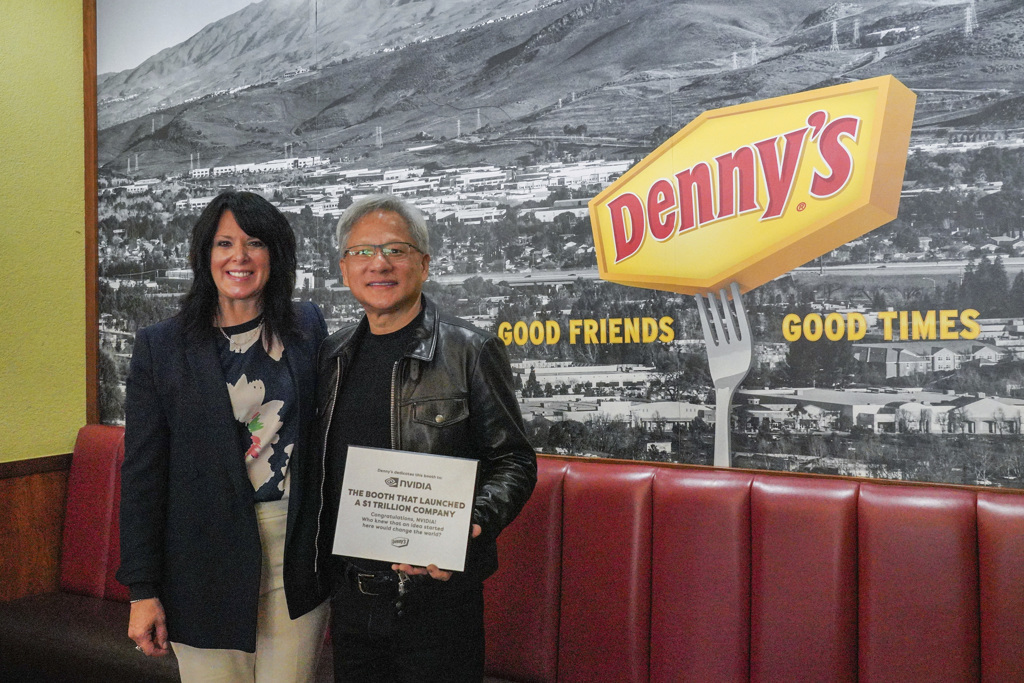 輝達執行長黃仁勳26日重返美國加州聖荷西Denny's餐廳一處門市，與Denny's執行長瓦拉德（Kelli Valade）合影。這裡是30年前黃仁勳與創業夥伴研擬成立輝達大計的地點。（美聯社）
