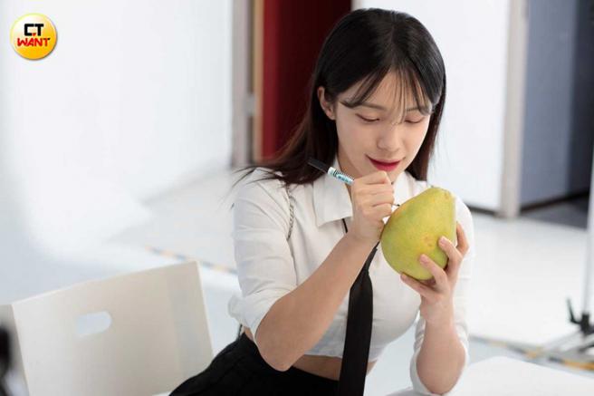 李多慧认真在文旦上画图，对于这初体验觉得很新鲜。（图／林士杰摄）