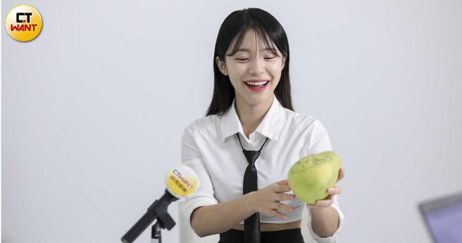 在文旦上画了可爱兔子的李多慧，对于自己的画图功力不太满意。（图／林士杰摄）