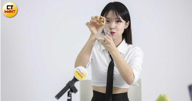 李多慧也首次嚐试蛋黄酥，自招不爱蛋黄，比较爱红豆沙月饼。（图／林士杰摄）
