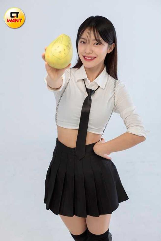 第一次吃文旦就迷上，李多慧立刻买下10颗带回去吃。（图／林士杰摄）