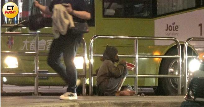 老妇人平时多挑选在计程车下客处乞讨，运气好的话一次可以拿到1、200块不是问题。（图／本刊摄影组）