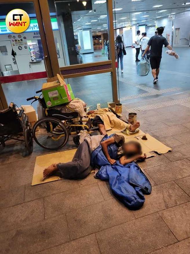  北车平时对街友多有管制，老妇晚间回到北车周遭时，简单铺下纸板入睡。（图／周志龙摄）