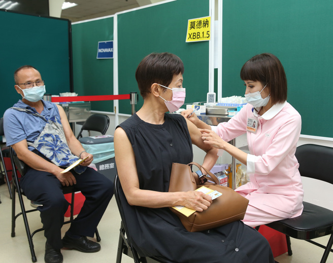 莫德纳XBB.1.5疫苗26日开打，首波优先开放给65岁以上民眾接种。（陈怡诚摄）