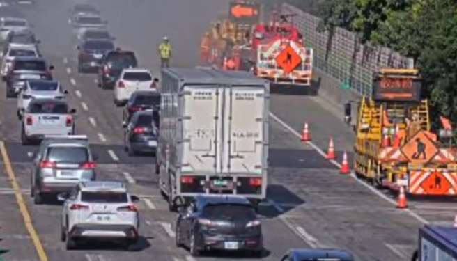 国3北上龙潭路段因路面有掉落物，造成车流回堵2km。（ 翻摄画面/ 截自「记者爆料网」）