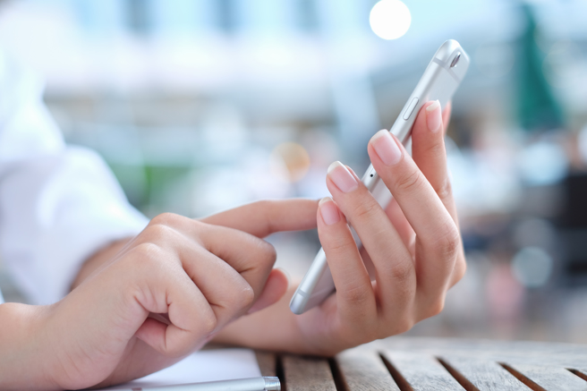 男大生最近和朋友用LINE聊天，对方表示现代人都是空格代替逗号，会使用逗号的是老一辈族群。（图／示意图，达志影像）