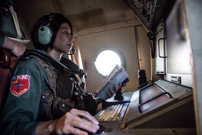 国军严密掌握臺海周边海空域动态，图为空军P-3C型机官兵作业状况。(国防部提供)