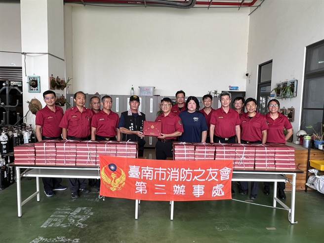 台南市西港消防分队2度救回急性心肌梗塞OHCA患者，台南市消防之友会第三处得知后感动万分，除了颁奖励金慰劳辛苦的救护员，也致赠佳节应景礼盒。（南市消防第三大队提供／张毓翎台南传真）