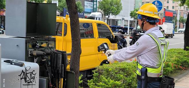 台电高雄区处同仁进行红外线摄录影像热分析仪检测，量测设备的平均温度，确认设备是否有温度异常，若温度异常即代表设备可能有绝缘劣化、接触不良或老旧需汰换的情况。（台电提供）