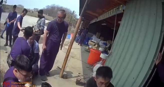 张男等3人收购感冒药，打算进一步提炼制毒，警方趁3人熟睡时一举捣破。（翻摄照片／洪靖宜高雄传真）