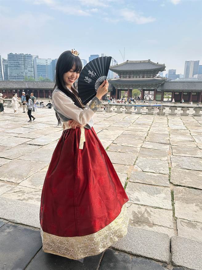 孙盛希首次在景福宫体验穿韩服。（滚石唱片提供）