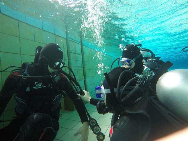 海大附中渔业科学生水下操作潜水调节器。（教育部提供／林志成台北传真）