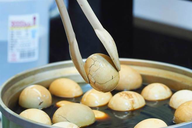 食品药物管理署宣布，针对茶叶蛋等「实质转型」蛋制品，优先辅导8家连锁超商超市试办标示鸡蛋原料产地，为期6个月。（图／示意图，达志影像）