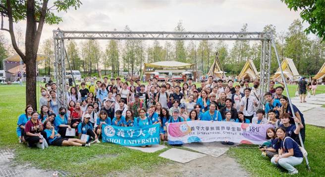 中秋节义守大学举办烤肉趴 ，邀请境外生夯肉初体验，120位师生齐聚一起，场面相当热闹。（义守大学提供／林雅惠传真）