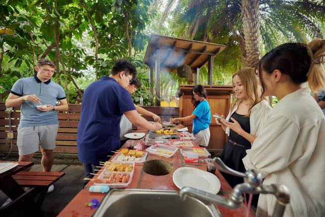 「义」家烤肉万家香，丰富的食材，都让来自各国的境外学生忍不住大快朵颐。（义守大学提供／林雅惠传真）