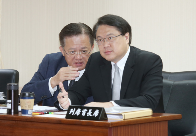內政部長林右昌（右）、消防署長蕭煥章（左）27日赴立法院備詢並低聲交換意見。（姚志平攝）