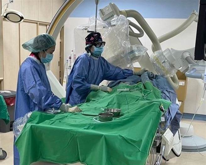 台北荣总桃园分院提醒，若发生胸闷不舒服应提高警觉，儘早就医检查，避免错失治疗黄金时机。(院方提供／蔡依珍桃园传真)