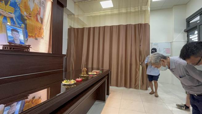 明扬董座刘安晧27日上午11时至殡仪馆向4名殉职勇消及罹难员工上香，他数度向家属握手鞠躬致歉。（谢佳潾摄）