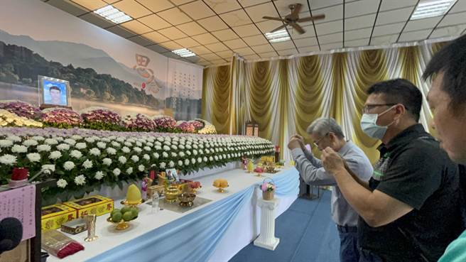 明扬董座刘安晧27日上午11时至殡仪馆向4名殉职勇消及罹难员工上香，他数度向家属握手鞠躬致歉。（谢佳潾摄）