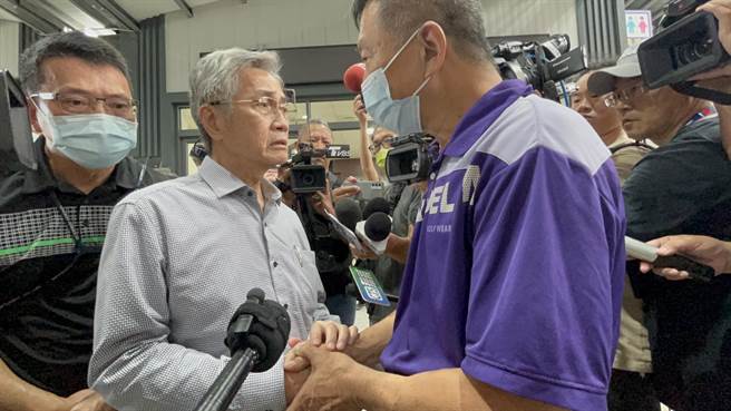 明扬董座刘安晧27日上午11时至殡仪馆向4名殉职勇消及罹难员工上香，他数度向家属握手鞠躬致歉。（谢佳潾摄）